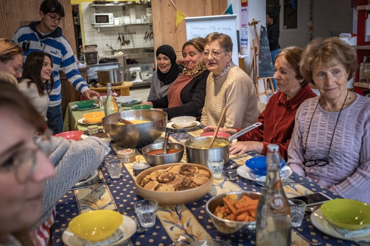Après une matinée à cuisiner, les adhérentes de la Mesa se réunissent autour d’un repas. - © Moran Kerinec / Reporterre